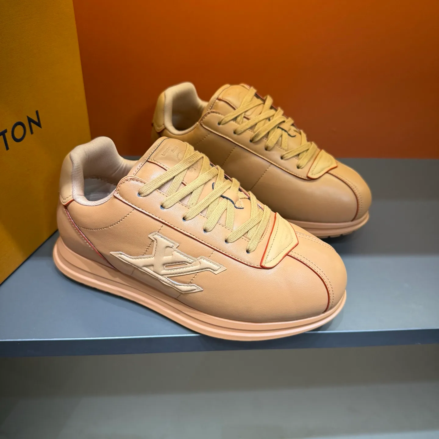 P540 Size 38-45 LV 🫏The colorful interpretation of BUTTERSOFT sneakers combines sheepskin, The colorful interpretation of LV BUTTERSOFT sneakers combines sheepskin and calfskin, bringing a super soft feel. Designed by Pharrell Williams, this '60s-inspired shoe features a padded upper that's been crafted by Louis Vuitton craftsmen to further enhance the comfort of the leather. In addition to the LV initials, it features multiple signatures, including natural leather trim and an embossed pattern of Pharrell Williams and lobster on the side, referencing the Fall/Winter 2025 men’s show. A must-have artifact for fashionistas✅